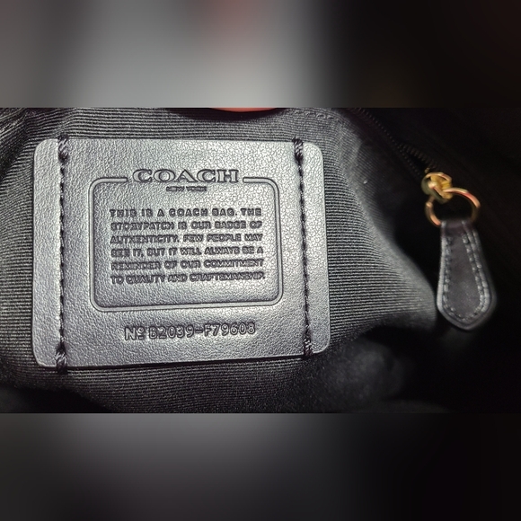 Coach Gallery Tote in Black Crossgrain‎ Leather with Goldtone Hardware - Picture 5 of 16